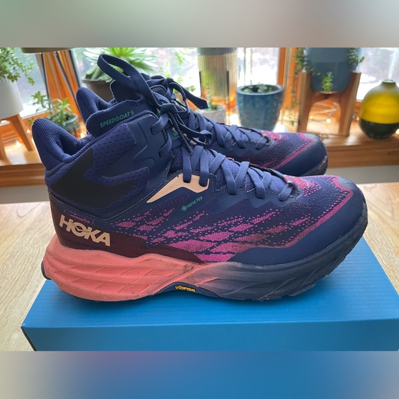 GENTLY USED Women’s Hoka Speedgoat 5 Mid GTX Size 7.5 - Picture 2 of 7